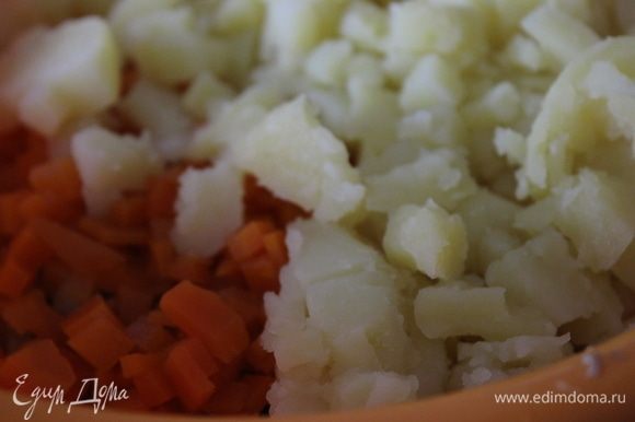 С консервированного горошка слить жидкость, добавить горошек в салат. Затем вареные морковь и картофель, также нарезанные кубиками.