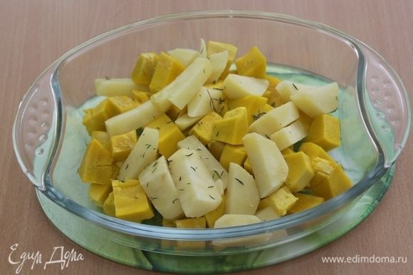 Нарезать кусочками тыкву и картофель, сбрызнуть оливковым маслом, посолить, посыпать тимьяном и запечь в духовке при 180°С минут 20, до мягкости.