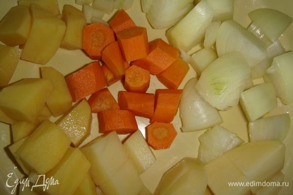 Чистим морковь, картофель, лук, чеснок, болгарский перец и произвольно нарезаем.