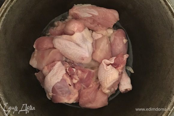 Разогреть казан (или глубокую сковороду), налить масло и обжарить курицу в течении 10 минут, а затем накрыть крышкой и тушить еще 15 минут.
