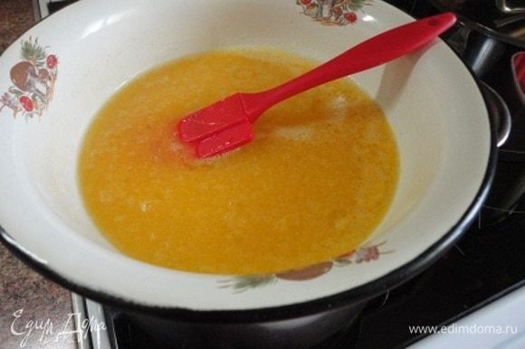 Добавьте сливочное масло и все поместите на кастрюлю со слегка кипящей водой, но так, чтобы миска не касалась кипящей воды. Размешайте, чтобы сахар окончательно растворился.