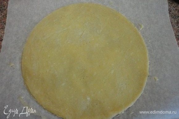 Раскатайте круги диаметром 20 см прямо на пекарской бумаге. Сразу же обрежьте по кругу с помощью тарелки нужного диаметра. Наколите вилкой и выпекайте в духовке при температуре 150°С 5-7 минут, до нежно розового цвета. Испеченные коржи сразу переворачивайте на деревянную доску и снимайте бумагу. Оставьте остывать.