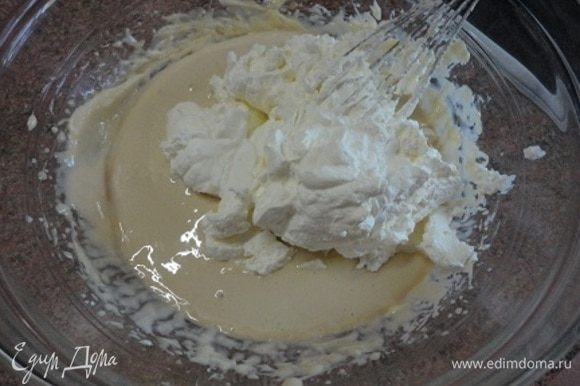 Для крема соедините маскарпоне с сахарной пудрой и ванильным сахаром, взбейте миксером. Отдельно взбейте сливки и соедините с маскарпоне.