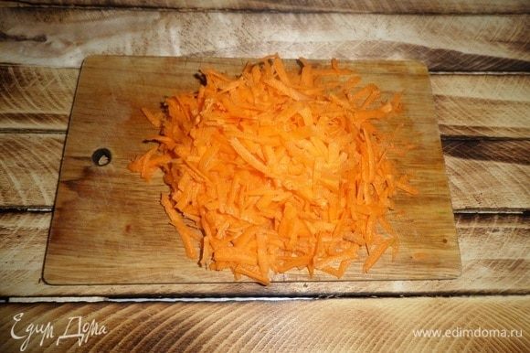 Морковь трем на терке.