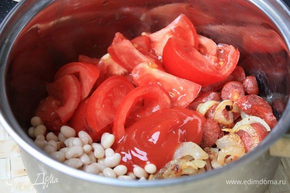 Помидоры нарежьте дольками (они нужны больше для фактуры). В кастрюлю выложите обжаренные с луком колбаски (и не забудьте оставшийся от жарки сок), помидоры, фасоль и пассату из протертых помидоров (или томатный соус). Залейте все ингредиенты куриным бульоном и тушите на среднем огне до готовности фасоли.