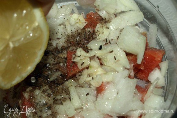 Чеснок нарезаем лепестками и добавляем к рыбе. Добавляем перец, соль, растительное масло, сок лимона, тмин.
