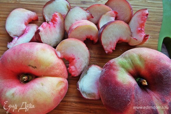Персики, которые у нас называют «Парагвайскими», нарезать на дольки.