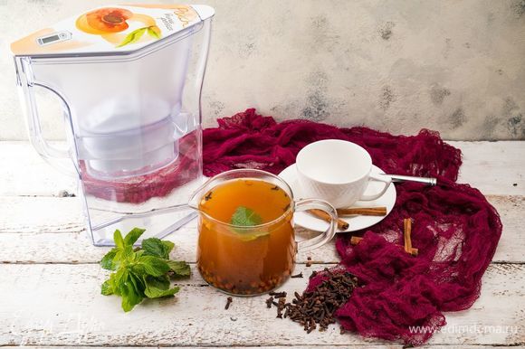 Добавить в чай листики мяты и гвоздику по вкусу. Дать напитку настояться 5 минут и подавать теплым. Приятного чаепития!