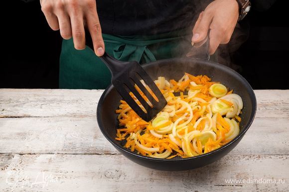 Обжарьте репчатый лук, морковь и лук-порей на оливковом масле до золотистого цвета.