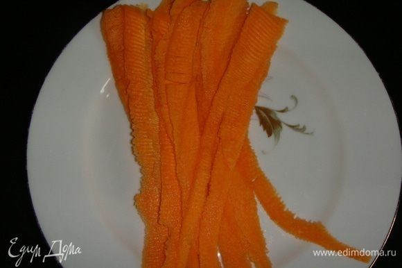 Для украшения торта морковь почистить и нарезать овощечисткой на тонкие, длинные полоски.