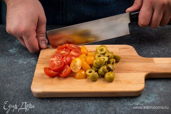 Нарежьте оливки, разрежьте помидоры черри на дольки. Натрите сыр на терке.