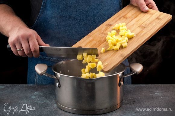 Налейте в кастрюлю воду и доведите до кипения. Добавьте в кастрюлю пассированные овощи и картофель, посолите и поперчите по вкусу.