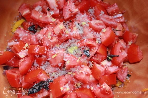 Добавить порубленные на кубики помидоры, посолить (я использовала ароматную серую крупную соль с базиликом), натереть мускатный орех, добавить измельченный чеснок, натереть цедру лимона.