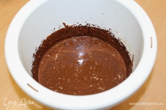 Добавить тонкой струйкой теплый шоколад, перемешать.