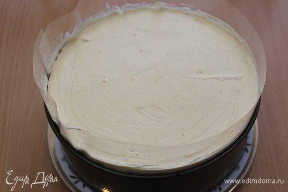 Одну часть бисквита положите в разъемную форму и выложите сверху половину облепихового крема. Сверху — вторую часть бисквита и оставшийся крем. Уберите торт в холодильник на пару часов.