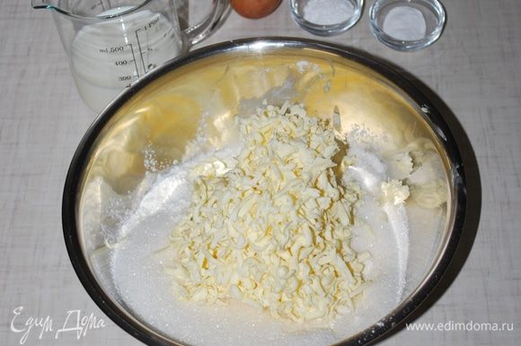 Смешиваем муку, сахар и масло. Масло пропускаем через крупную терку, чтобы удобней было все смешивать.