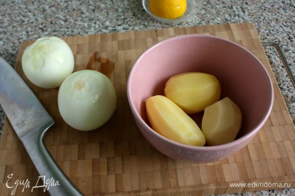 Картофель очистить, отварить и приготовить из него пюре, смешав со сливочным маслом, солью и рубленым укропом.