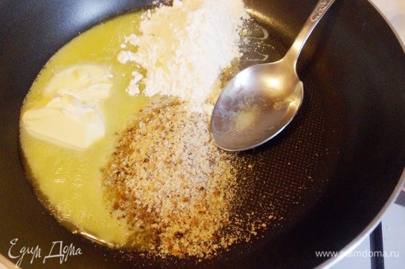 В другой сковороде разогреть оставшееся сливочное масло, положить половину ржаных толченых сухарей, 2 столовые ложки муки и обжарить, помешивая, около 2-3 минут.