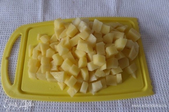 Нарезаем кубиком картофель.
