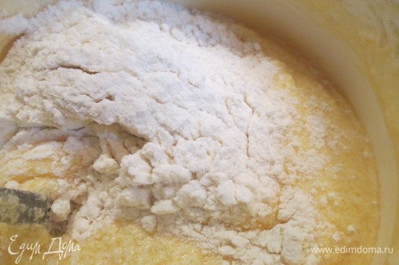 Соединяем мучную смесь с масляной в два этапа, аккуратно перемешивая.
