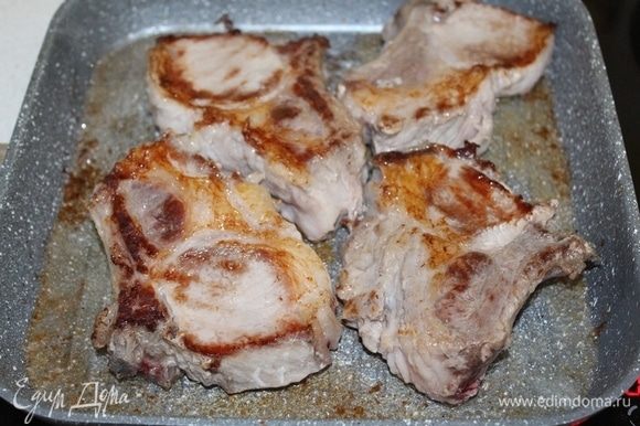 Обжарьте мясо до румяной корочки с двух сторон по 2 минуты. Переложите на противень.