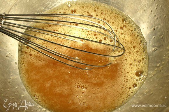 Заранее растопить сливочное масло. Миндаль очень мелко измельчить, практически до состояния муки или использовать готовую миндальную муку. В миске взбиваем яйца с сахаром и солью.