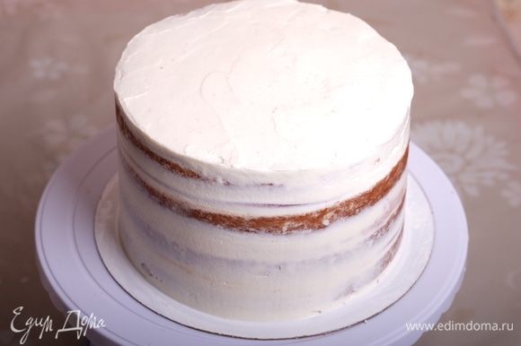 Обмазываем торт кремом и выравниваем его. Ставим торт в холодильник (желательно на ночь).