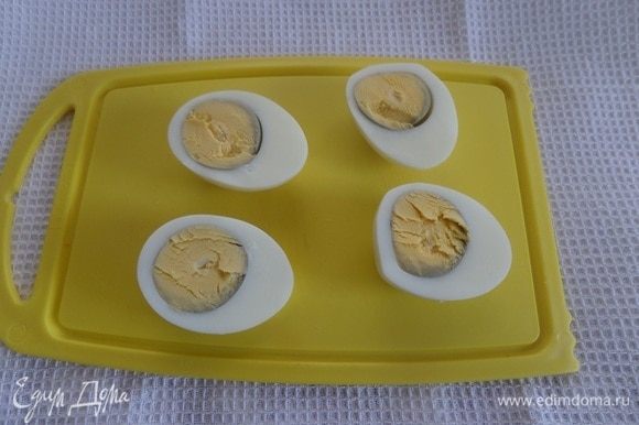 Яйцо разрезаем вдоль на 2 части. Аккуратно убираем желток.