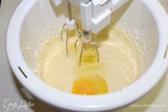 Масло взбить с сахаром и по одному вбить яйца.