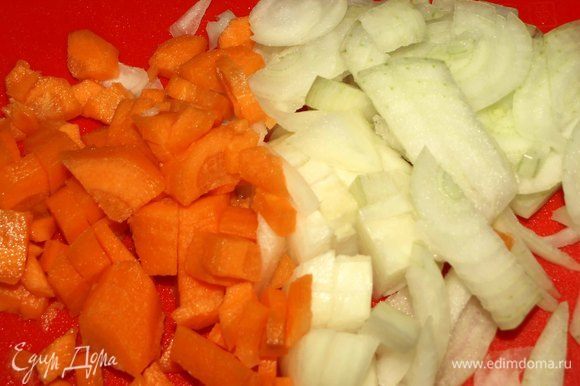 Морковь и лук нашинковать не крупно.