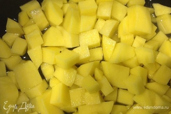 Картофель нарезать мелким кубиком, залить небольшим количеством воды и отварить в течении 10 мин. Обсушить и добавить к мидиям.