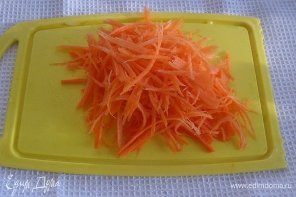 Натираем на терке морковь. Я использую терку для корейской моркови.