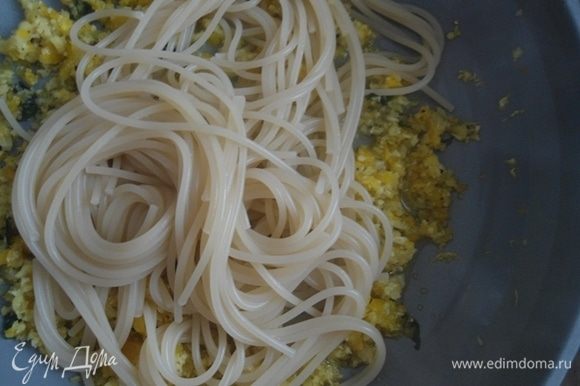 Добавить спагетти к лимонно-овощному соусу, влить пару ложек воды, в которой варились спагетти. Перемешать и довести 1 минуту до готовности.