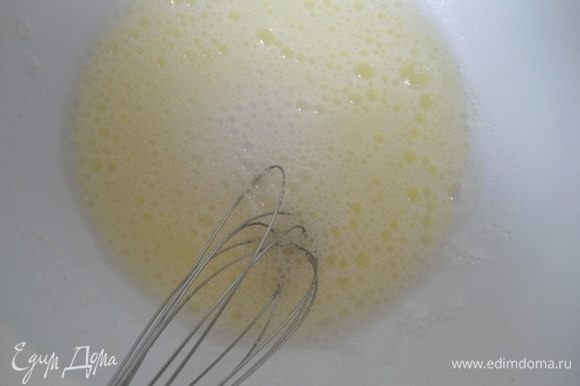 Духовку предварительно разогреть до 180°C. Форму выстелить бумагой для выпечки и немного смазать маслом. Яйца разделить на желтки и белки. Белки начать взбивать.