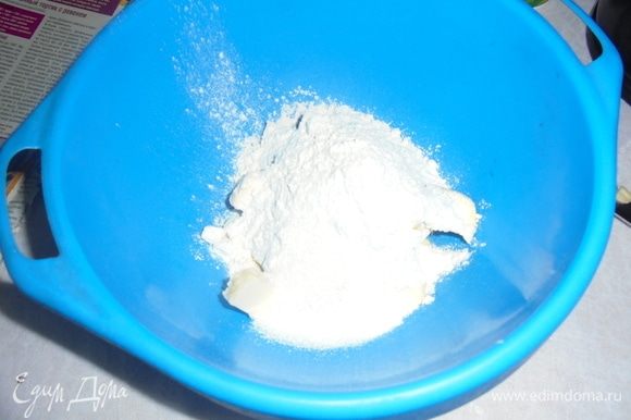 Для теста нарежьте холодное сливочное масло кусочками, выложите в миску, добавьте щепотку соли, половину сахара. Добавьте просеянную муку и перетрите руками в крошку.