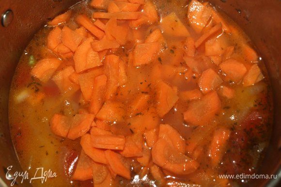 Добавляем морковь и варим 5 минут. Если решили добавить цветную капусту и брокколи, то закладывать надо одновременно с морковью.