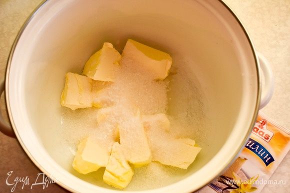 В миску кубиками нарезаем масло, добавляем соль, сахар и ванилин.
