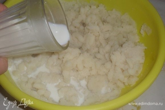 В картофельную массу добавляем теплое молоко. Хорошо перемешиваем, доводим до однородного состояния. Остужаем.