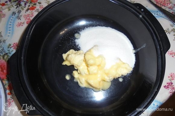 В миске взбить размягченное сливочное масло с сахаром.