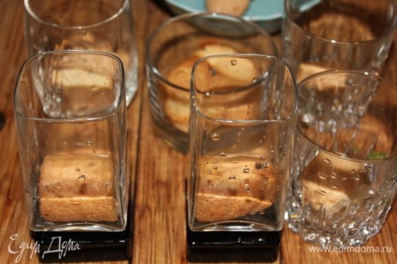 Выкладываем в подготовленные стеклянные стаканчики/чашечки вымоченное в ликерно-кофейной смеси печенье.
