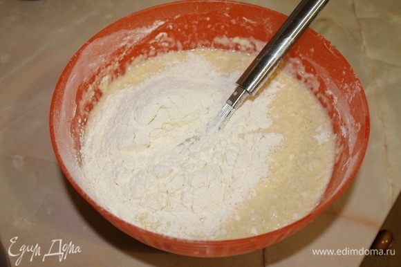 Приготовьте блинное тесто за сутки или же не менее чем за 12 часов. Это необходимо сделать для наилучшего результата при выпечки блинчиков. Они у нас должны быть настолько тоненькие, насколько это будет возможным, и при этом не рваться при переворачивании. Итак, приступаем. Яйца, соль и сахар разболтайте в омлетную массу, но взбивать не нужно. Добавьте к яйцам молоко комнатной температуры и потом аккуратно, частями вводите муку, стараясь не допускать образования комочков. Когда вся мука будет введена, влейте растительное масло, накройте тесто пленкой и отправьте в холодильник минимум на 12 часов, а лучше больше. Перед выпечкой влейте в готовое тесто 2 стакана горячей воды, перемешайте тесто и оставьте на столе минут на 10.
