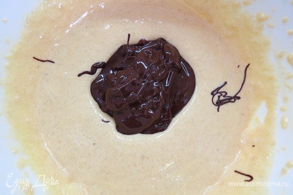 Шоколад растопить на водяной бане, подмешать в желтки с ореховой мукой и взбить.