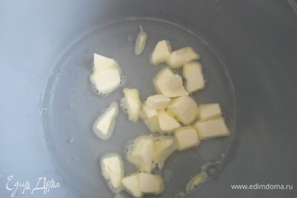 В кастрюлю добавить сливочное масло кубиками и влить кипяток.