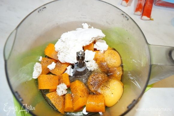 Нарежем морковь крупными кусками и выложим в чашу блендера. Сюда же поместим яйца, творог, муку, посолим и поперчим. Взобьем до однородной массы.