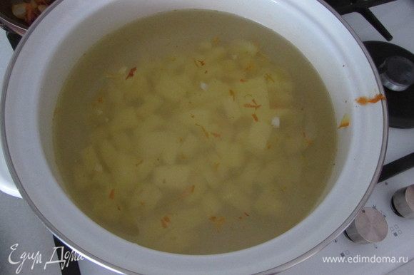 В кастрюлю налить примерно 2,5 литра воды, довести до кипения, посолить, выложить нарезанный картофель. Варить 25 минут.