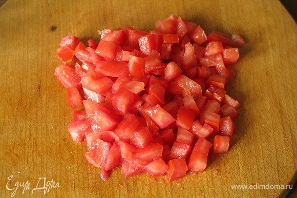 Нарезаем томаты. Всего 140 г, пропорции к крабам примерно 2:1.