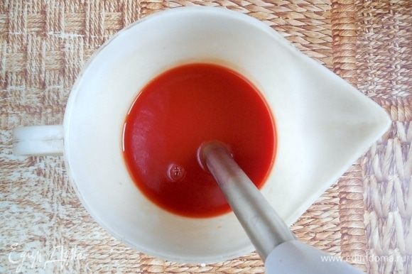 Желатин растопить и добавить в томатный сок вместе со щепоткой соли. Размешать погружным блендером до однородности. Остудить глазурь до комнатной температуры, затем убрать в холодильник. Использовать на следующие сутки.