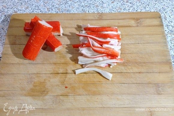Нарезаем крабовые палочки Vici кубиками или полосками. Часть добавляем в суп, а другую часть оставляем для подачи.