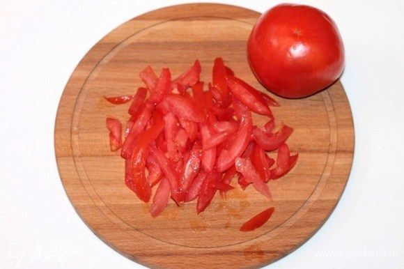 Если мы хотим, чтобы салат был не только вкусным, но и красивым, стараемся помидор порезать соломкой. Берите для салата крепкий помидор.