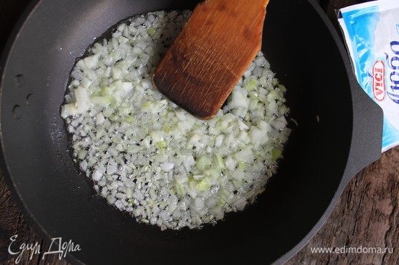 В сковороде обжарить до прозрачности лук на растительном масле.